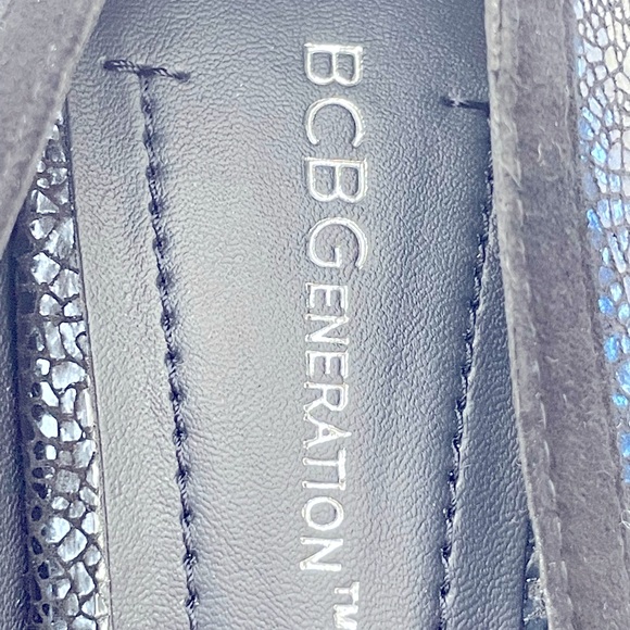 BCBGeneration Crackle Finish Suede Platform Peeptoe Pumps Navy/Black 8M NWOT - Picture 15 of 15